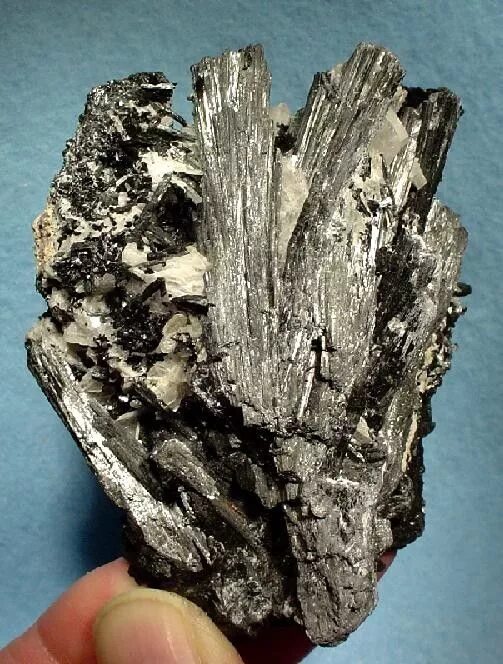 Бурая марганцевая руда манганит. Манганит необработанный. Манганит железа (II). Структура манганита Лантана.