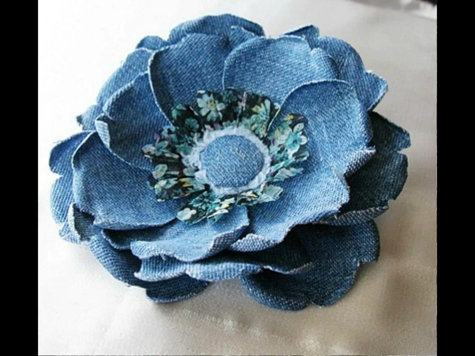 джинсовая брошь. цветы из джинса. сумки из джинсовой ткани. поделки из джинсовой ткани. рукоделие из джинсовой ткани.
