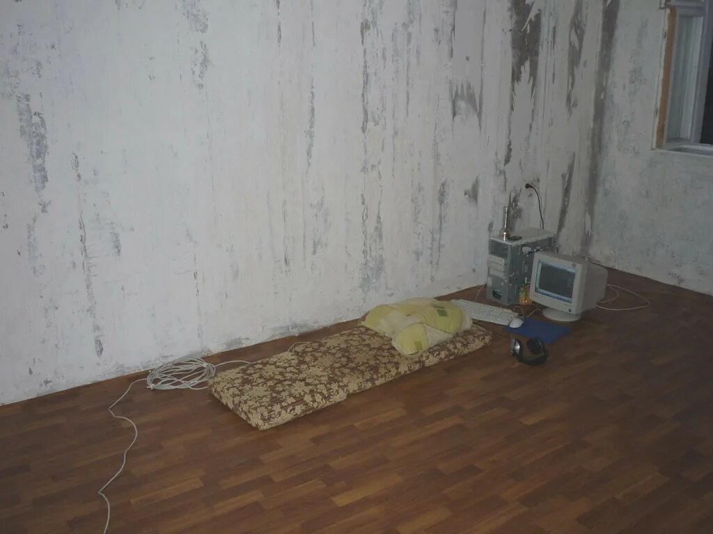 В квартире пустой какой отстой. Пуисая квартира с матрасом. Пустая квартира с матрасом. Пустая комната с компьютером и матрасом. Пустая комната с матрасом на полу.