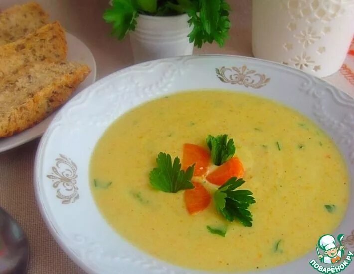 Суп пюре из кабачков и сыра. Сырный суп пюре. сырный суп пюре с гренками. нежный сырный суп. кабачковый суп пюре посыпанный копченым сыром.