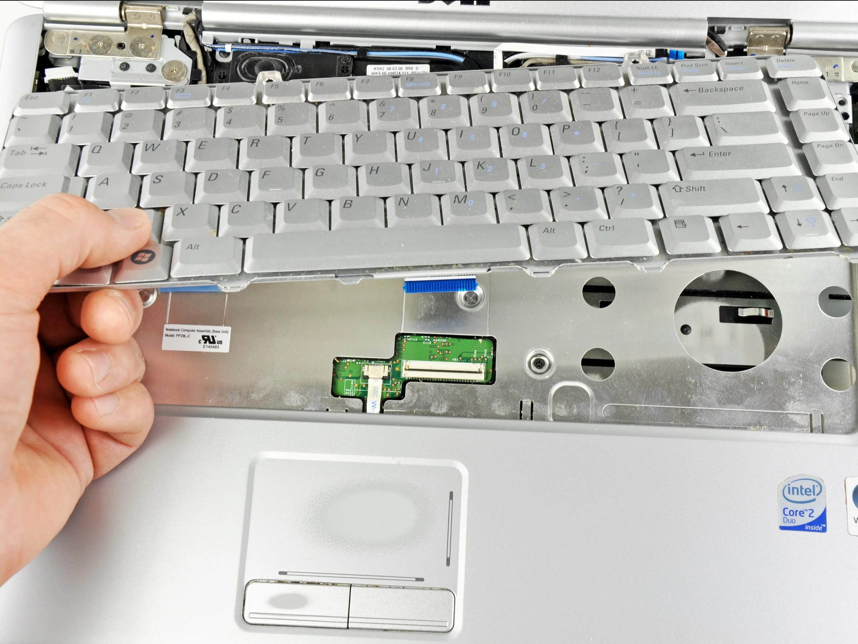 Как вытащить клавишу из ноутбука. Dell inspiron 1525. ноутбук dell inspiron 1525. ноутбук делл инспирон 1525. коннектор для шлейфа клавиатуры ноутбука dell inspiron 1520.