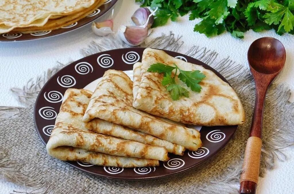 Блины с картошкой. Блины с картошкой. Блины с картошкой. Блины во франции. Блины с картофелем.