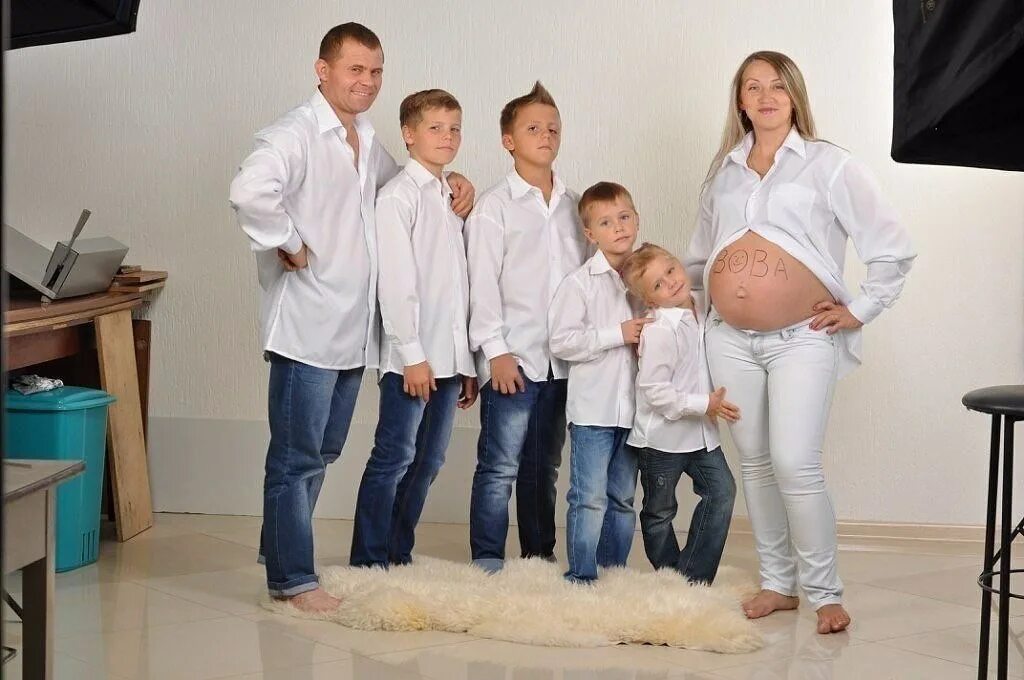 Многодетная мама. Фотосессия беременной с семьей. Семья пятеро детей. 12 раз мама