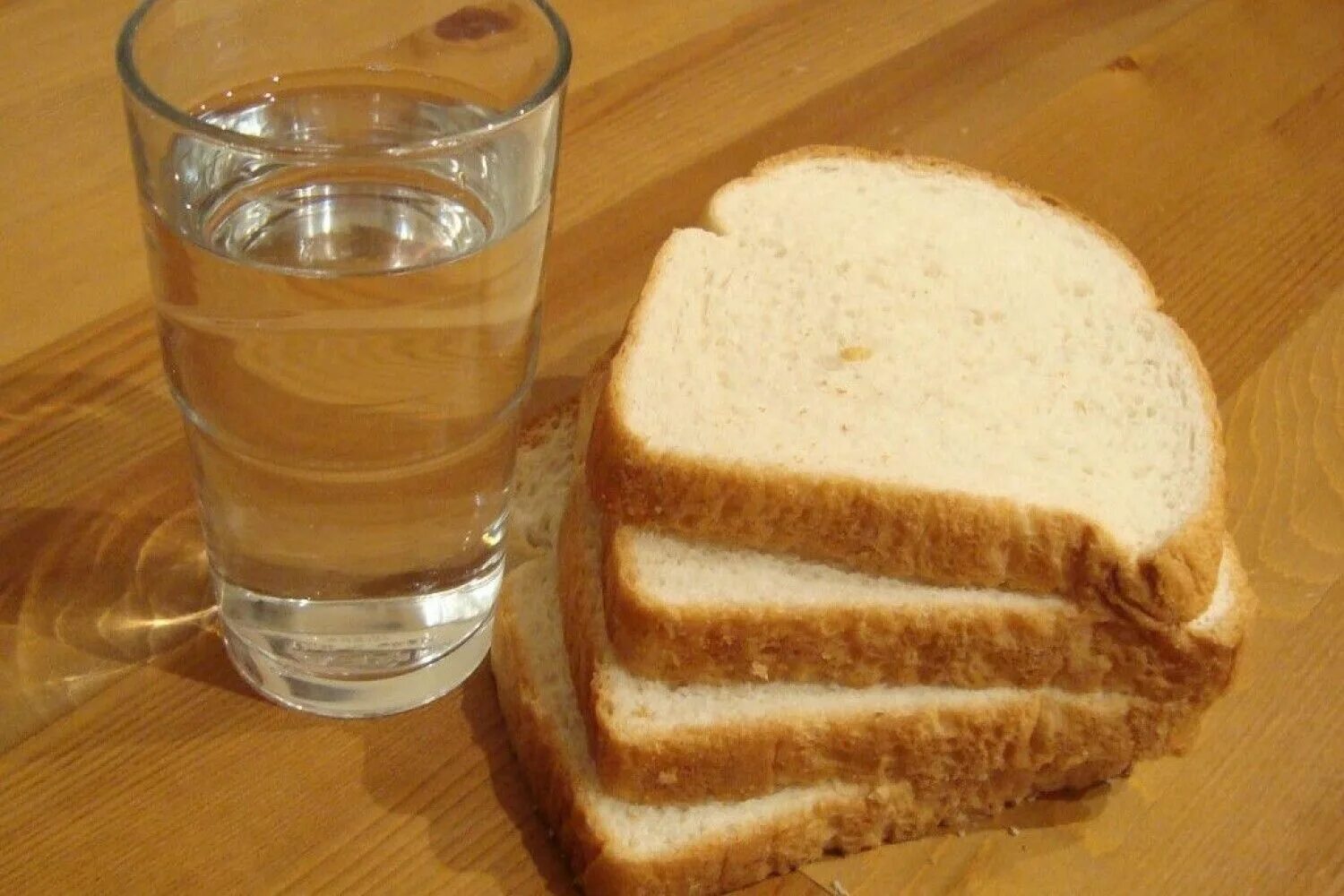 Воды и хлеба дай. Хлеб и вода. Стакан воды и хлеб. Стакан воды и кусок хлеба. Стакан с хлебом.