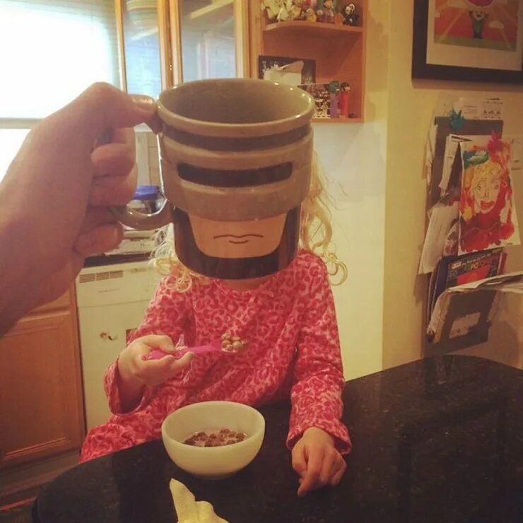 Песня головы на завтрак жители. Кружка «ребенок». Чашка голова. Чашка детская с головой. Чашка на башке.