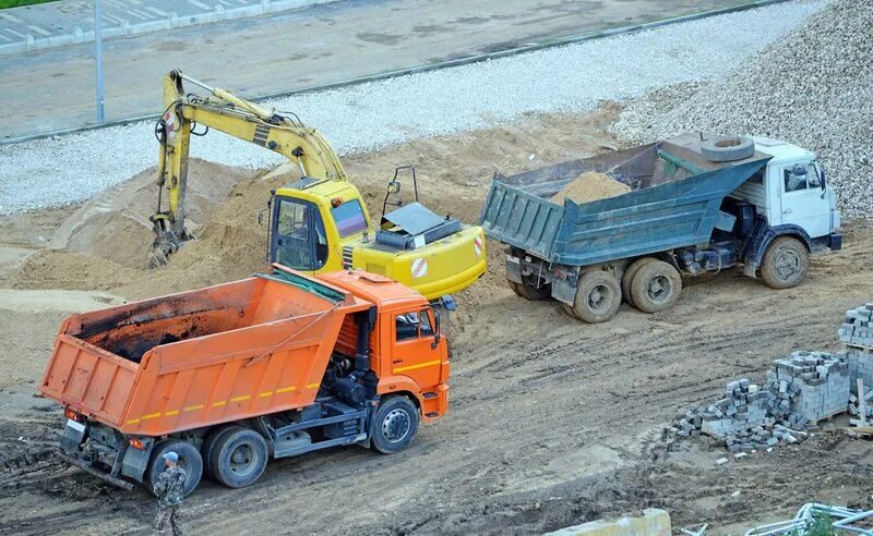 Погрузка грунта экскаватором в самосвал. Jcb 4cx 2020. Трактор jcb грузит камаз. Погрузка самосвалов jcb 3. Экскаватор грузит.