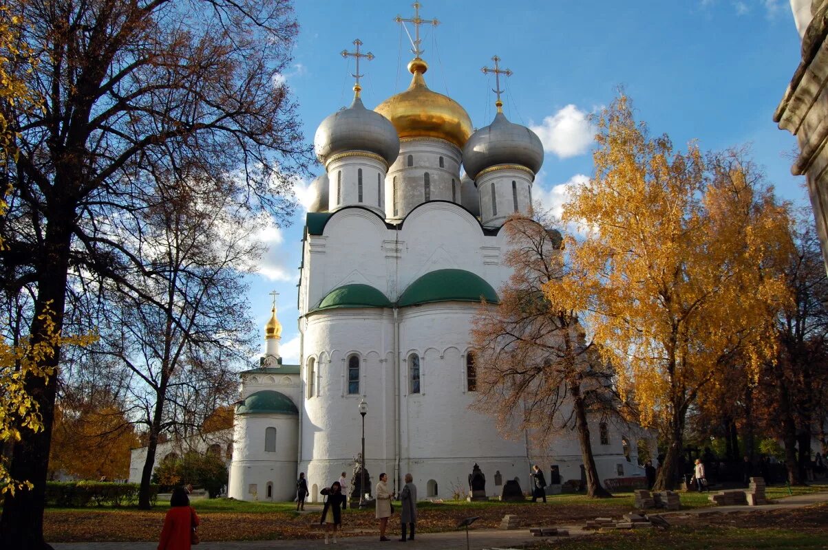 Смоленском соборе новодевичьего монастыря. Смоленский собор новодевичьего монастр. смоленский собор новодевичьего монастыря 1524 1598. смоленский собор новодевичьего монастыря в москве. смоленский собор новодевичьего монастыря 1525.