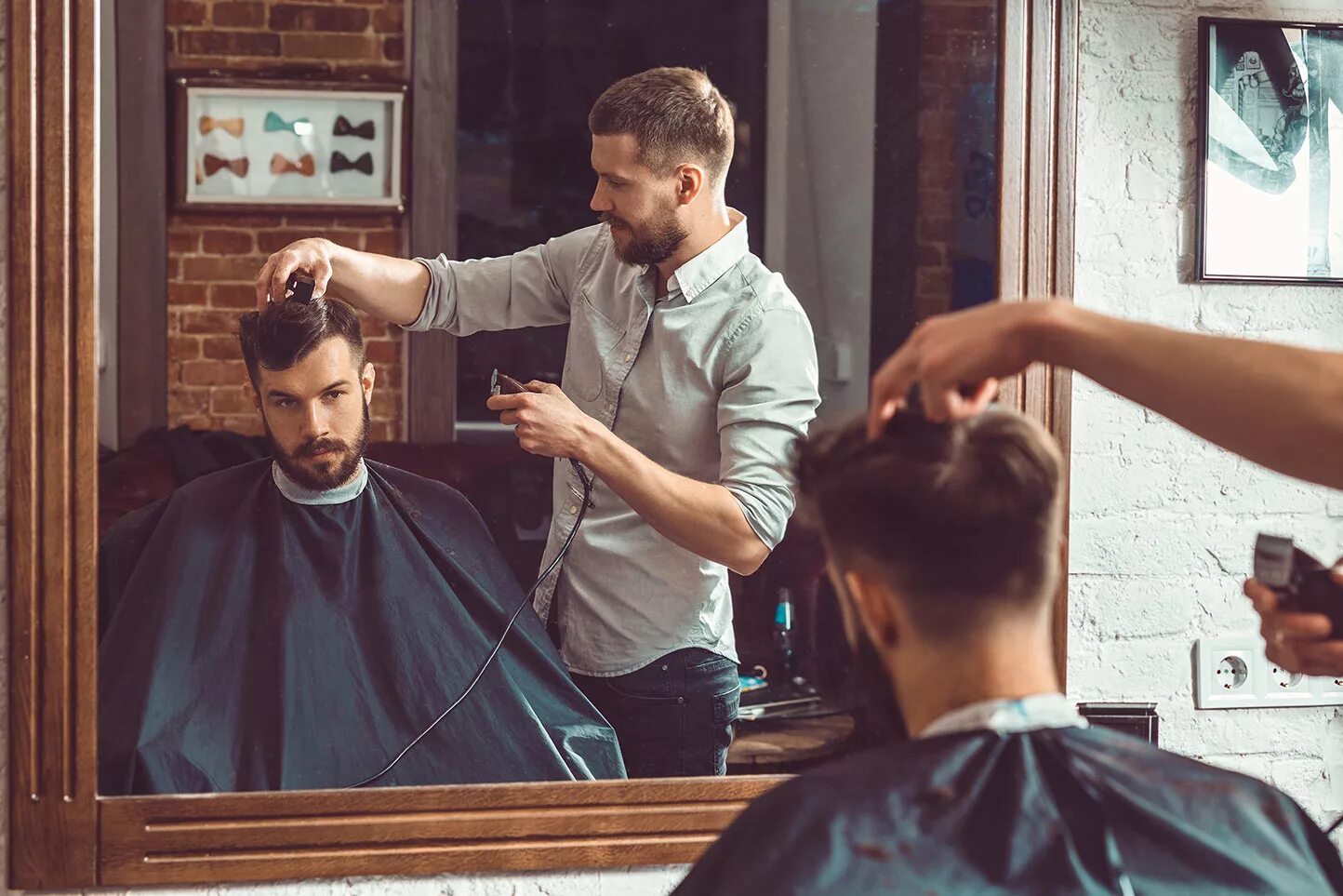 Barber am. Парикмахер мужчина. Прически в барбершопе. Парикмахерская мужская стрижка. Прически барбершоп мужские.