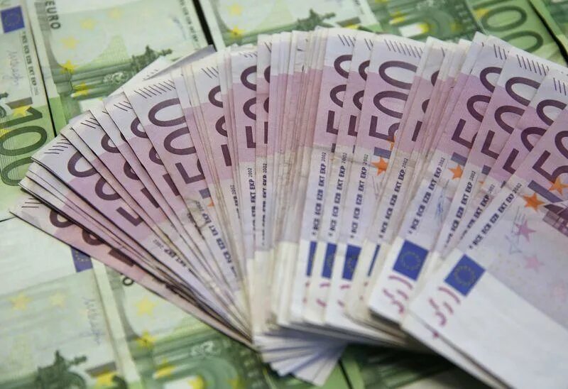 500 евро пачка. 400000 евро. Евро фото. Куча евро. Мужчина с пачкой евро фото.