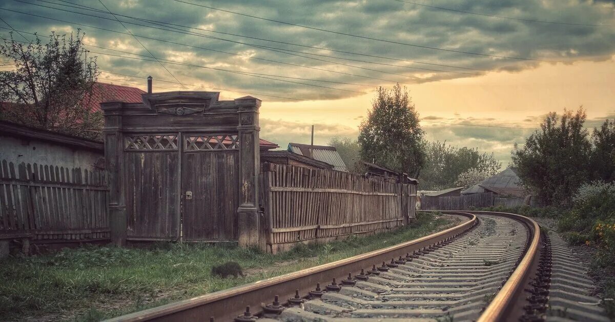 Железная дорога в деревне. Ж.Д. Полустанок. ЖД Полустанок России. Деревня железная дорога ДЭПО. Полустанок Петрушино.