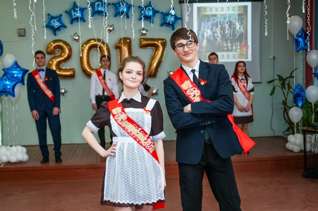 В добрый путь выпускники 9 класса. Р 11 класс. Уроки 11 класса. Школьный выпускной. Выпускной 11 класс одежда.