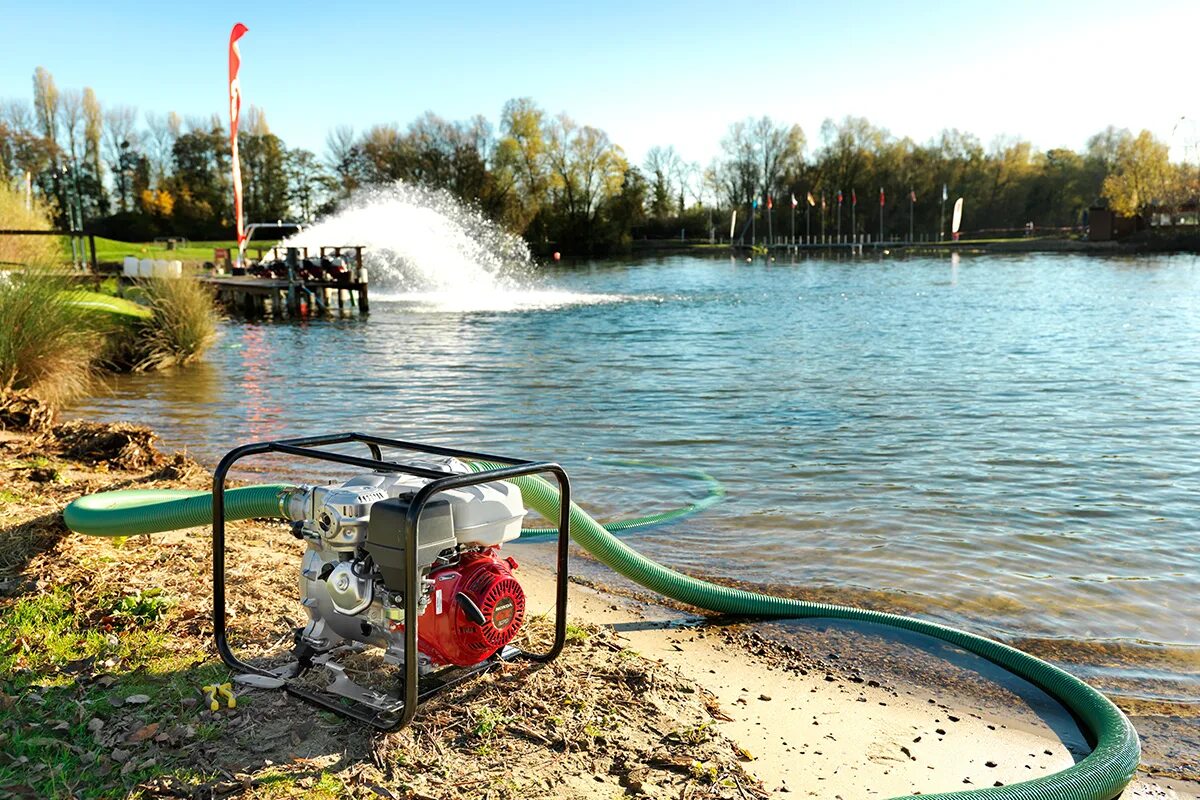 Полив водой из реки. Мотопомпа бензиновая Honda wt30. Мотопомпа WT 30. Мотопомпа Хонда wt30xk4de. Мотопомпа WT 20x.