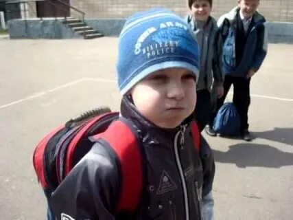 Дети весело разговаривали выбежав на улицу