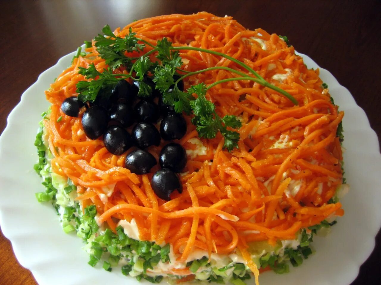 Салат праздничный фото. Салат Изабелла с корейской морковью и копченой курицей. Салат Изабелла с корейской морковью. Слоеный салат "Обжорка". Салат Изабелла с корейской морковки.