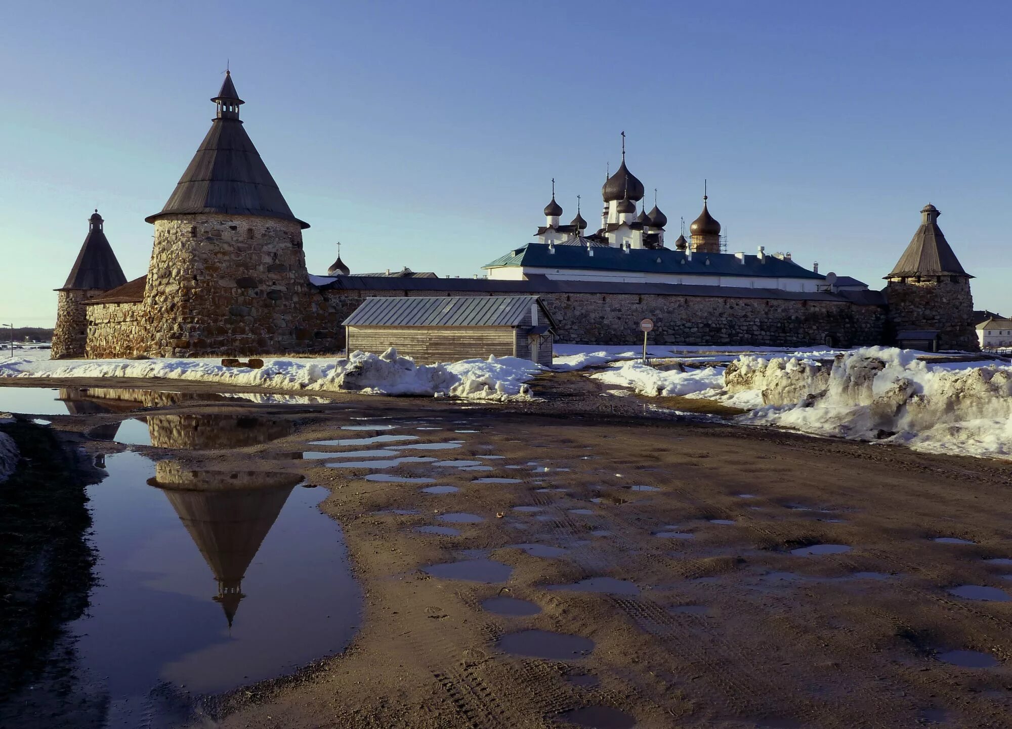 Соловки монастырь. Соловецкий монастырь Соловецкие острова. Соловецкие острова крепость Господня. Соловецкие острова в апреле. Памятники соловецких островов