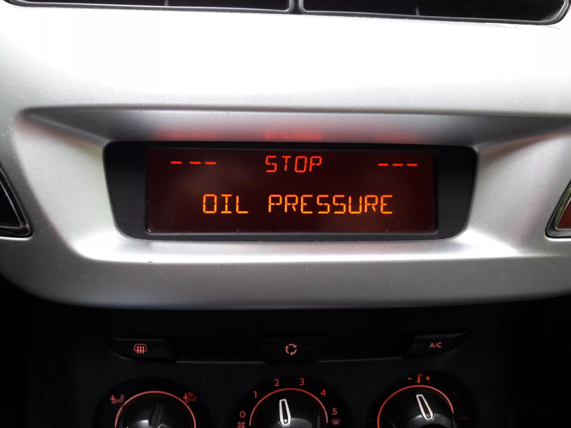 Stop faulted. Oil Pressure Warning Пежо 308. Engine Oil Pressure Fault stop the vehicle Пежо 308. Warning engine Oil Pressure Пежо 308. Engine Oil Pressure Fault.