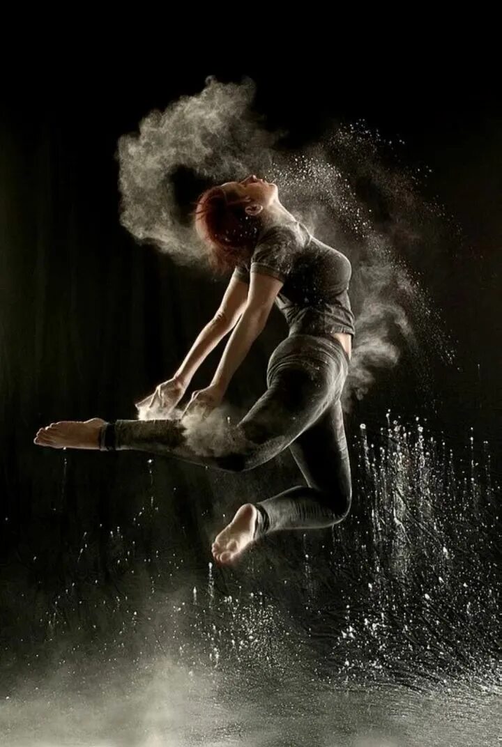 Танцоры танго. Необычная балерина. Девушка танцует. Театральное выступление. Dance su.