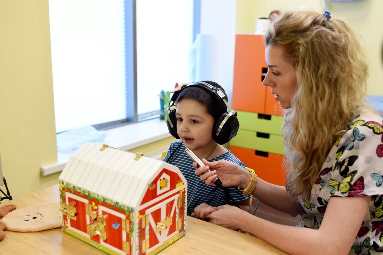 Слабослышащие лучшие. Слабослышащие дошкольники. Звукоусиливающая аппаратура для слабослышащих. Игрушки для детей с нарушением слуха. Дети с нарушением слуха..