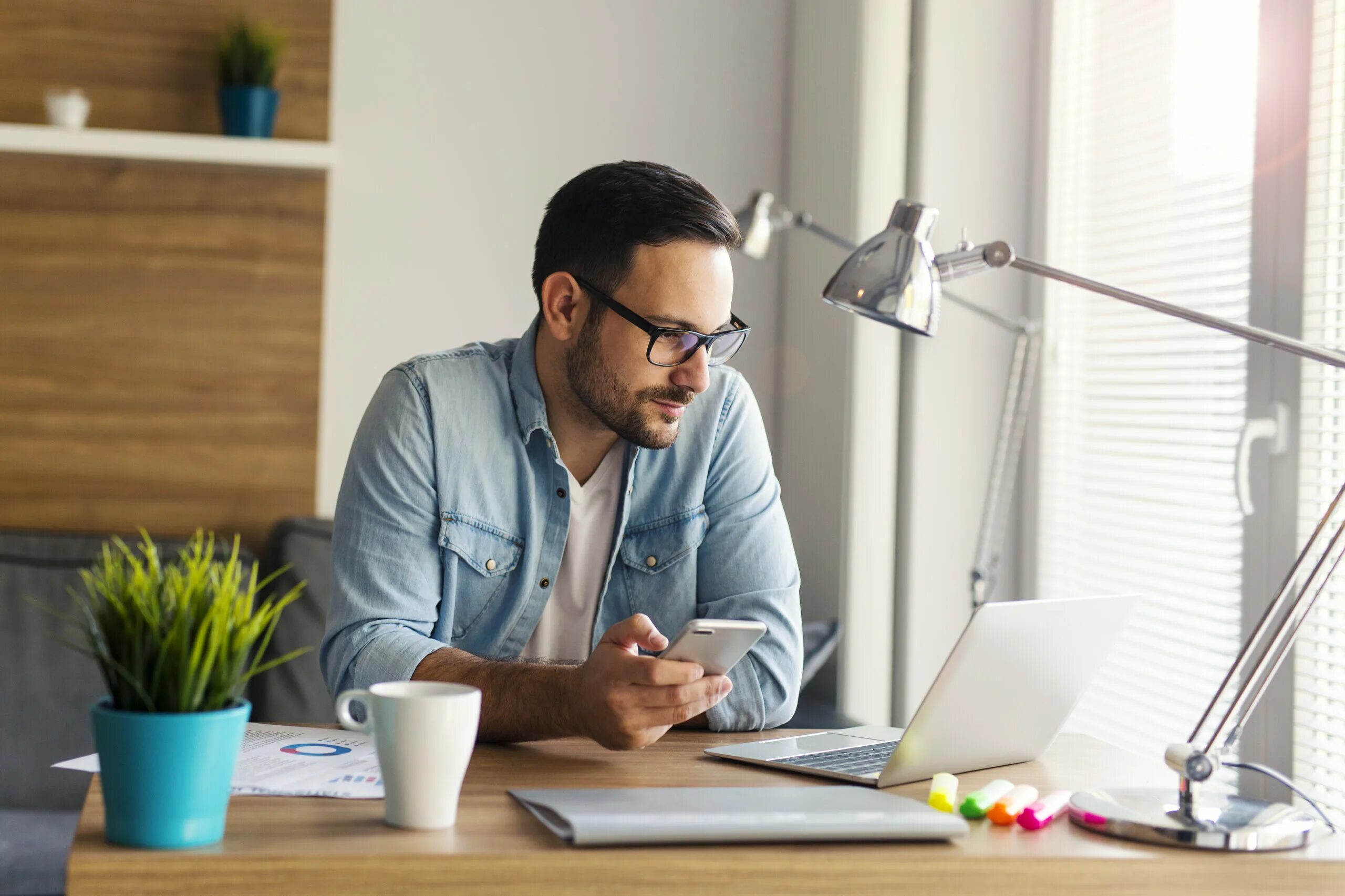 When you work at home. Мужчина за работой. Мужчина на работе. Фотосессия для фрилансера. Мужчина дома.