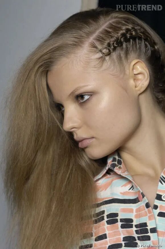 косички самой себе. прическа с косичками сбоку. прическа оставить волосы. мид фейд стрижка. мальвинка 2021.