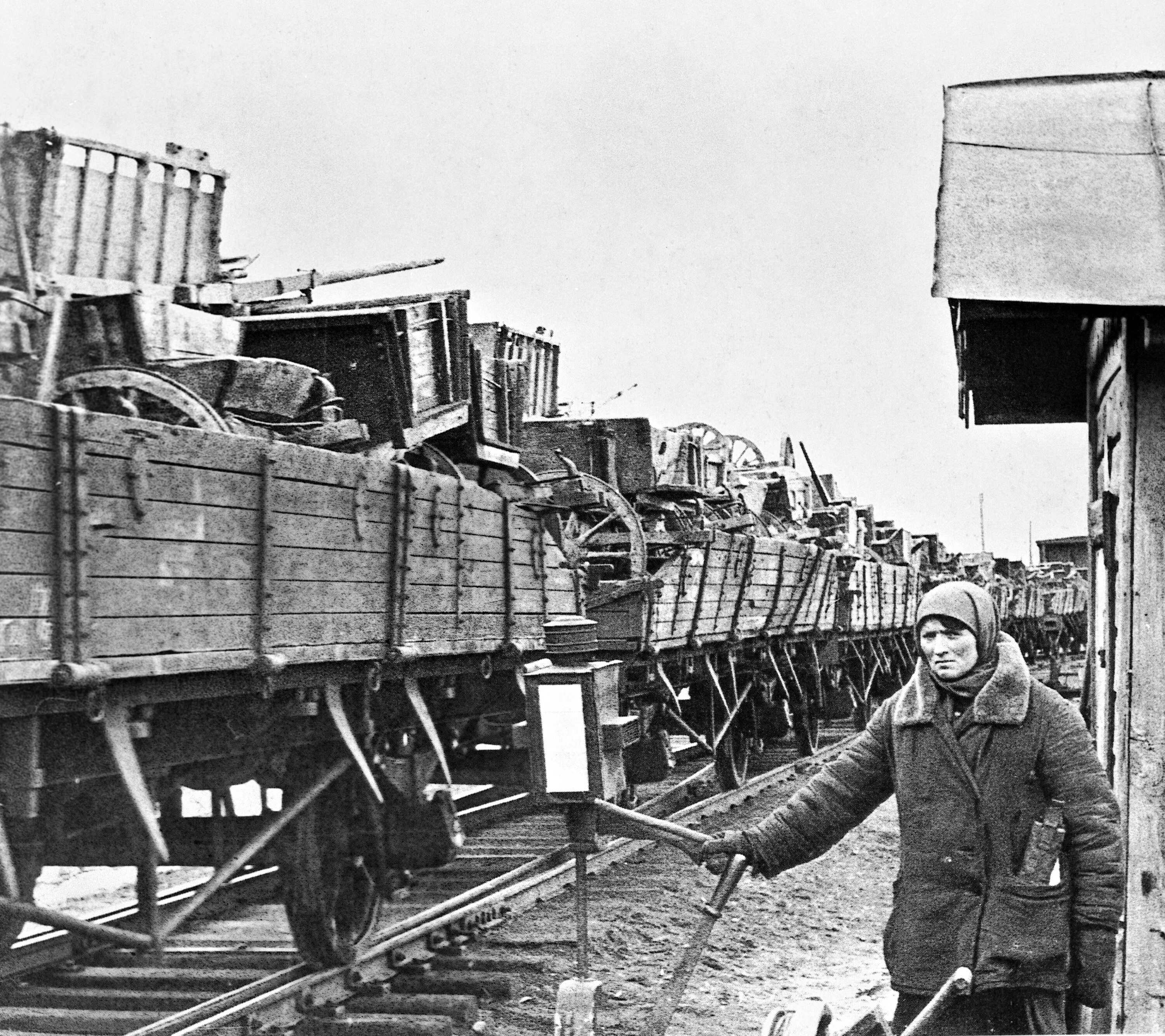 Производство в период великой отечественной. Эвакуация завода в Казахстан в годы Великой Отечественной войны. Эвакуированные заводы на Урале 1941. Заводы эвакуированные в годы войны Златоуст. Эвакуация заводов в годы Великой Отечественной войны.