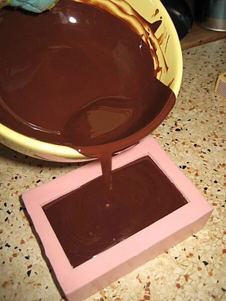 Заливание шоколада в форму. Формы для заливки шоколада. Силиконовые формы для заливки шоколада. Форма для заливки плиток шоколада.
