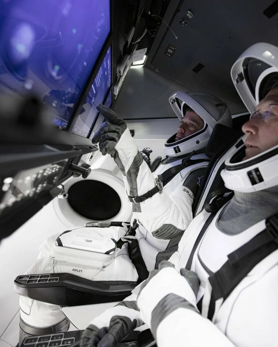 Проблемы первых полетов в космос. SPACEX Crew Dragon внутри. Экипаж SPACEX Dragon Crew. Корабль SPACEX Crew Dragon. Илон Маск Crew Dragon.