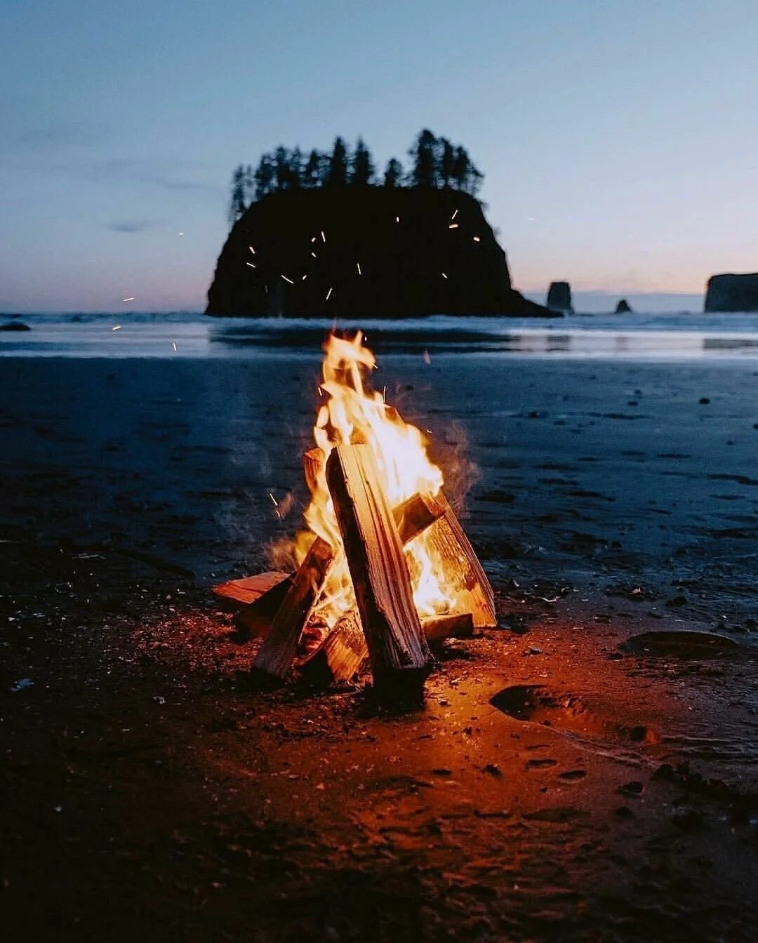 Костер на берегу. Костер на берегу моря. Костер на пляже. Костер на берегу моря. Костер на берегу моря.