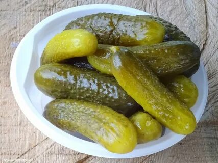 Огурец на столе