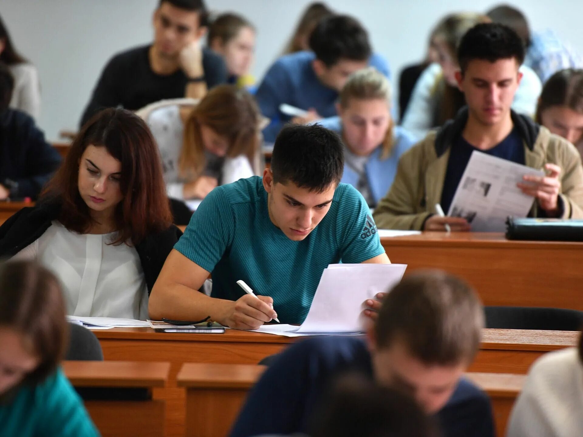 Студенты очная учеба. Студенты в вузе. институт студенты. учеба в колледже. студенты колледжей и вузов.