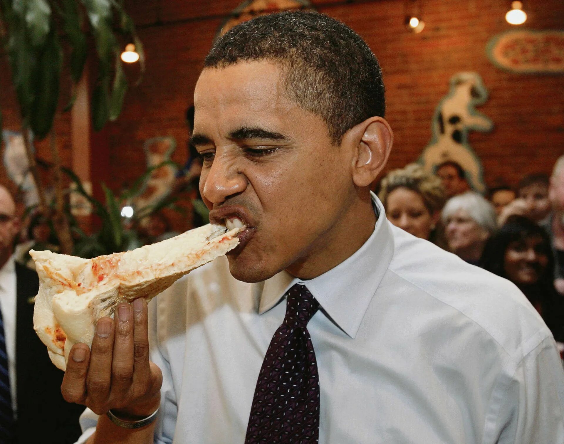 Обама и медведев едят бургеры. Обама ест фаст фуд. Барак обама негр. Барак обама ест. Барак обама ест.