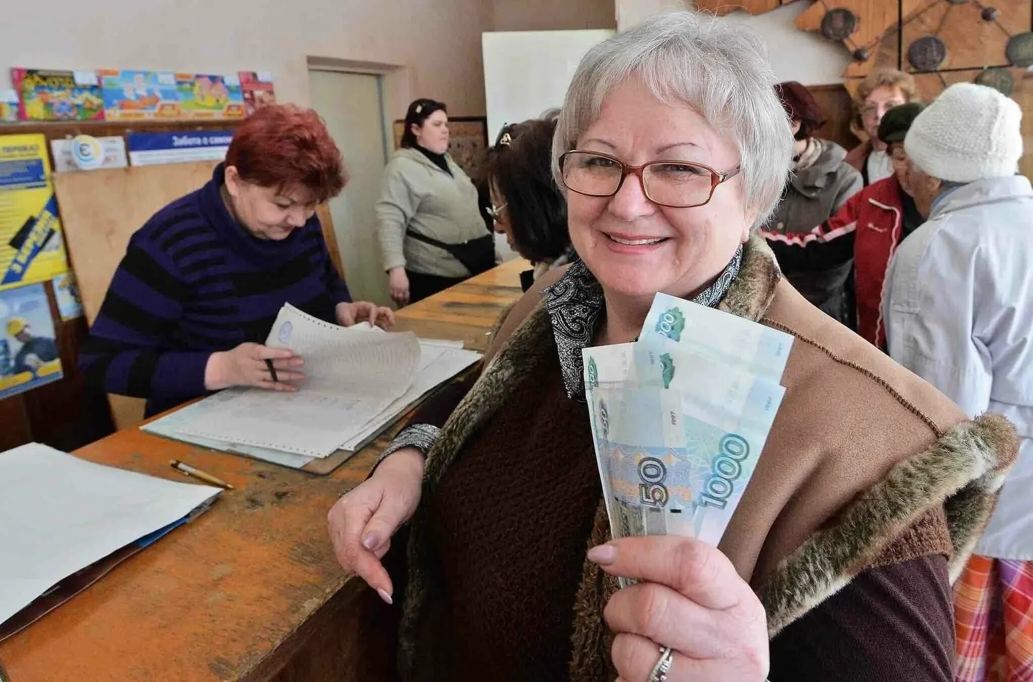 Пенсионер является безработным. Пенсионерка с деньгами. пенсия. выплаты пенсионерам. пенсионер получает деньги.