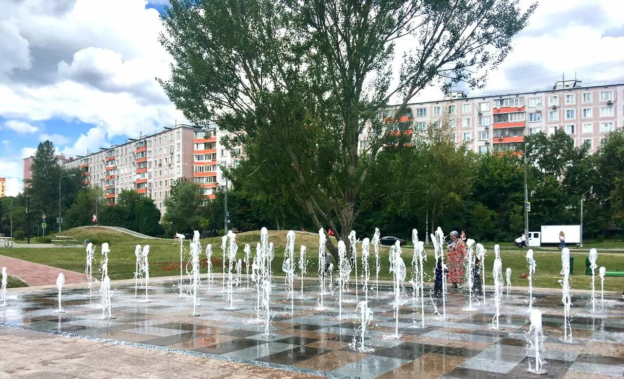 Парк 70 летия Победы Москва. Парк 70 лет Победы Москва Черемушки. Фонтан в парке 70-летия Победы. Парк Победы Болотниковская.