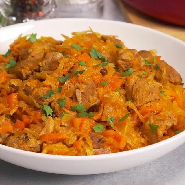 мясо с квашеной капустой. тушеная свинина с квашеной капустой. тушёная капуста с курицей.