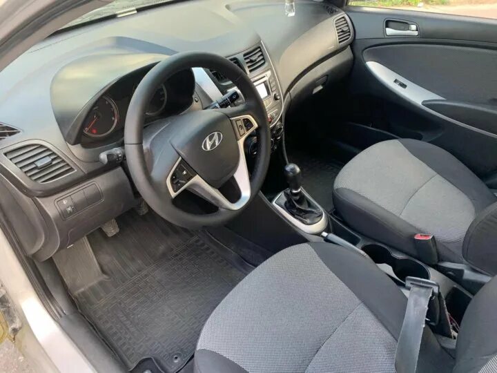 Hyundai solaris 2011 комплектации. Солярис 1. Солярис механика на автомат. Hyundai solaris механика. Hyundai solaris 2013 салон.
