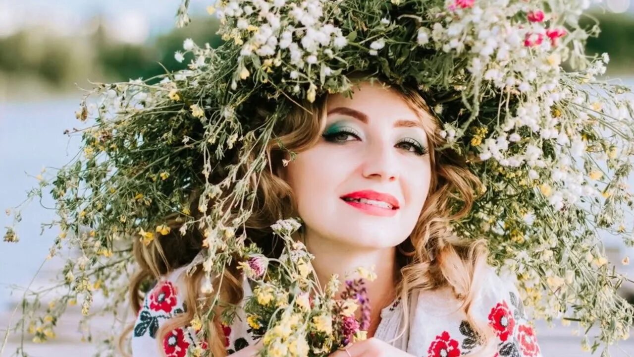 Женщина с венком на голове. Фотосессия в стиле ивана купала. Девушка в венке из папоротника. Девушка в венке. Девушки на ивана купала.