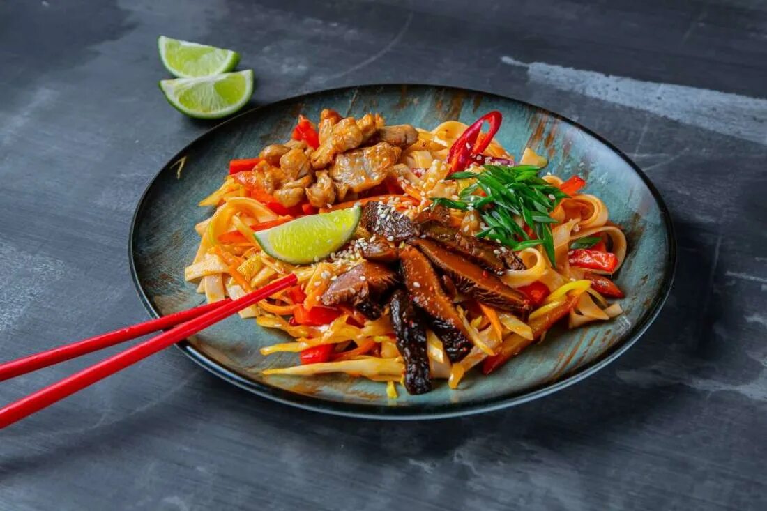 Лапша в кисло сладком соусе. Вок с курицей в кисло сладком соусе. Лапша с кисло-сладким соусом. Лапша удон с курицей. Лапша в кисло-сладком соусе с курицей.
