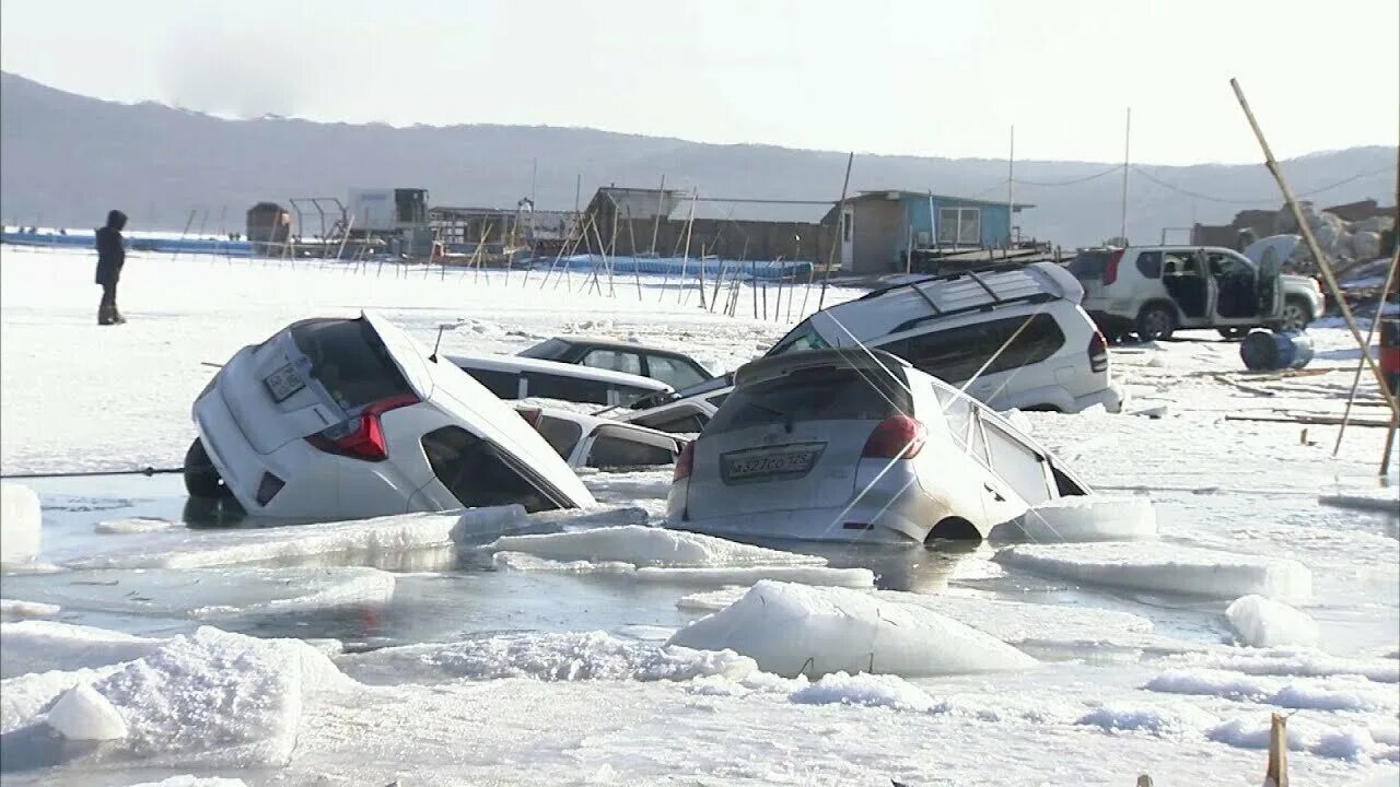 Можно на машине на лед. 30 Машин провалились под лед на острове русский во Владивостоке. Машины провалились под лед во Владивостоке. Автомобиль провалился под лед. Автомобиль ушел под лед.