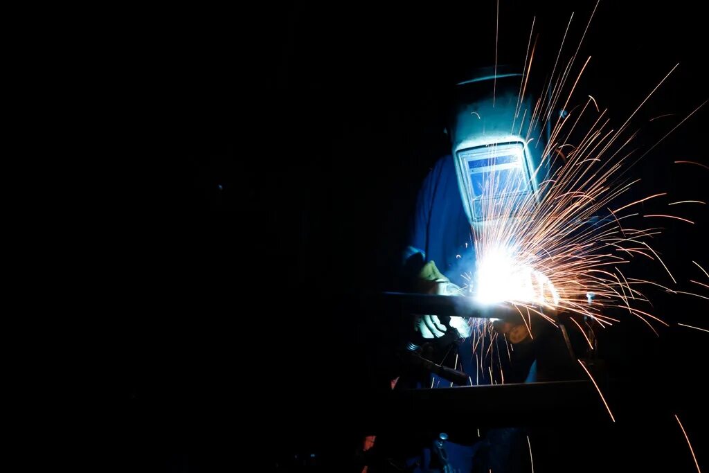 Сварщик. Крутая сварка. Пламя сварки. Сварщик. Сварка черно белая.