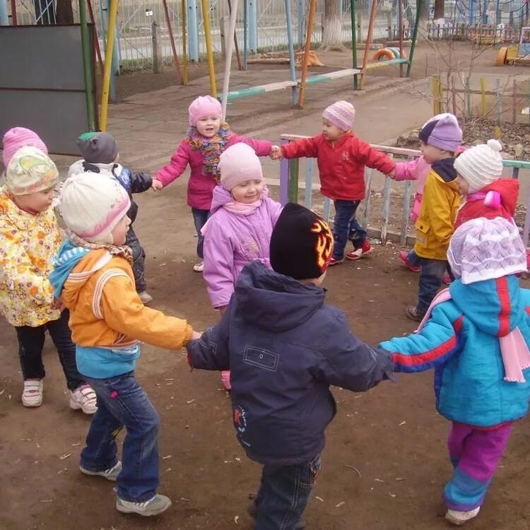 Прогулка игра второй младший. Дошкольники на прогулке. Дети на прогулке в детском саду. Дети в садике на прогулке. Игрушки для прогулки в детском саду.