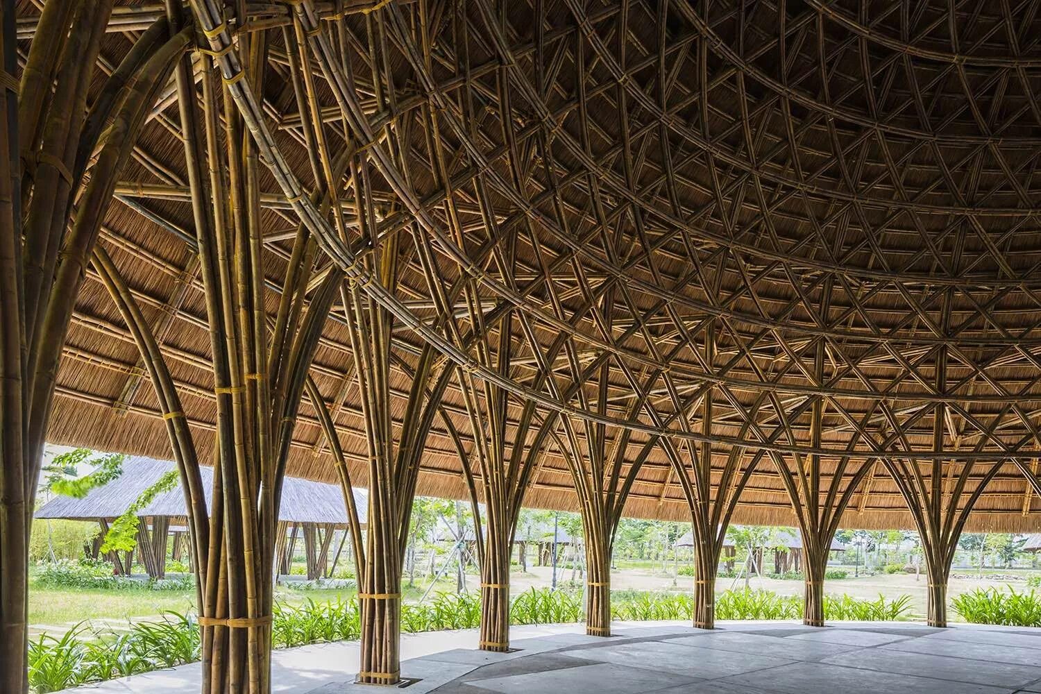 Дерево и деревянные конструкции. Бамбуковый купол trong nghia architects. деревянные конструкции в архитектуре. самонесущие деревянные конструкции. дерево в архитектуре.