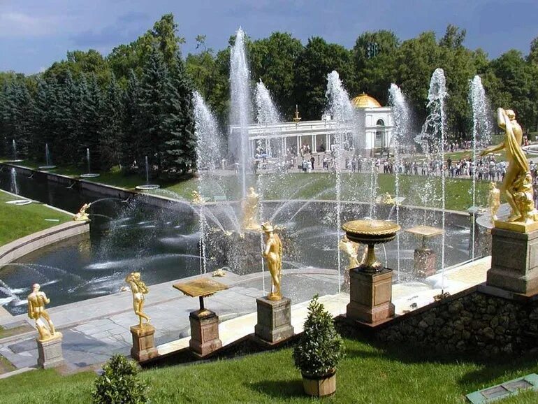 Сколько лет фонтанам в петергофе