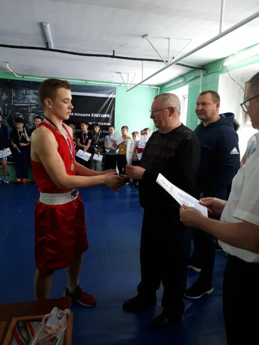 Бокс чистополь. Боксеры чистополя. Валерий николаевич чистополь бокс. Бокс чистополь. Зал бокса город чистополь.