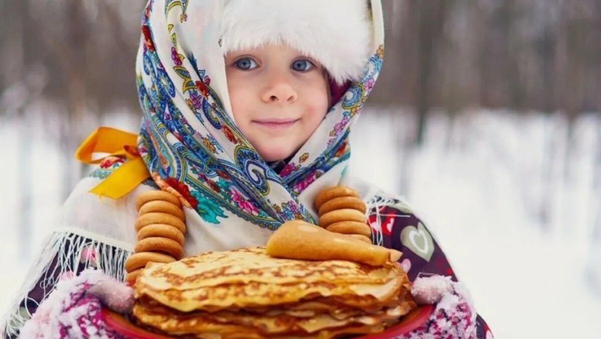 Масленица для детей. Масленица велес. девушка с блинами. фотосессия с блинами. детям о масленице.