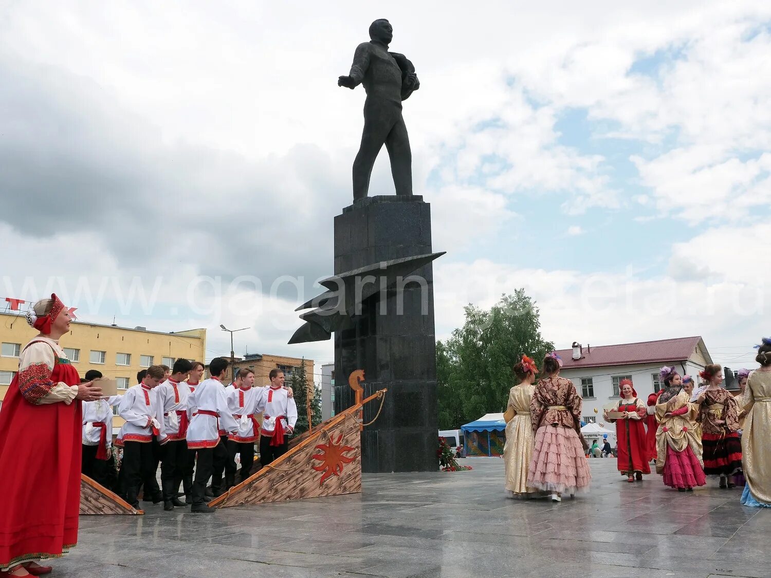 Сайт г гагарин. День города Гагарин. Праздник в городе. С днём города Гагарин Смоленской области. День России памятники.