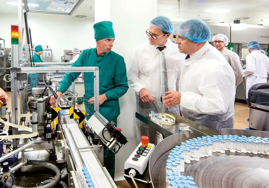 Пао нижнекамскшина рмз. Девушка на шинном заводе. Завод 2 2 вакансии. Женщина на заводе. Завод 2 2 вакансии.