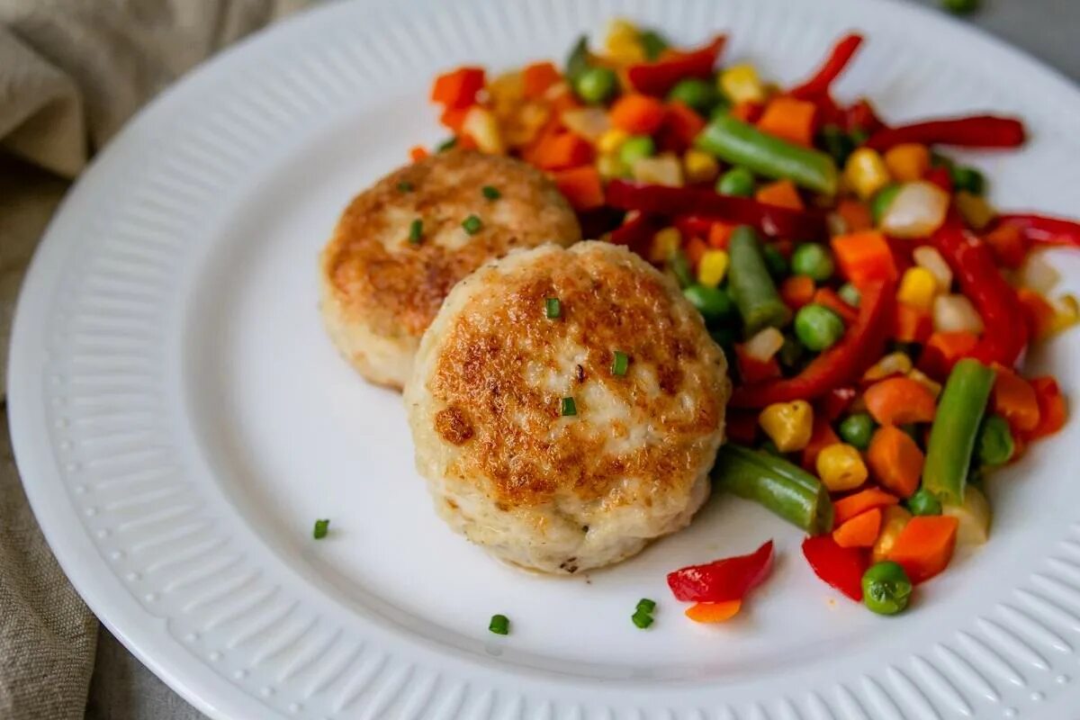 Котлета куриная с тушеной капустой. Тушеные котлеты на сковороде. Котлеты из фарша с подливкой в кастрюльке сочные и мягкие. Котлеты ароматные. Куриные котлеты с овощами.