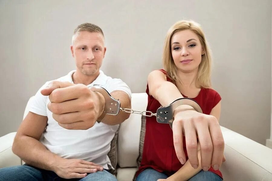 Жена связала мужа русское. Человек в наручниках. Застегнула наручники. 2 Человека в наручниках. Пары в наручниках.
