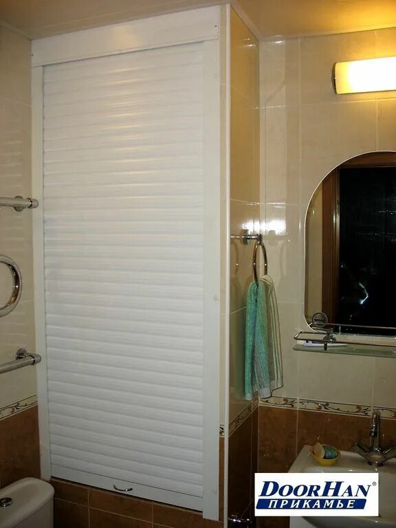 Жалюзи в туалете за унитазом. Рольставни сантехнические 80 на 2000. Горизонтальные жалюзи в туалет. Жалюзи для труб в ванной. Жалюзийные двери санузел.