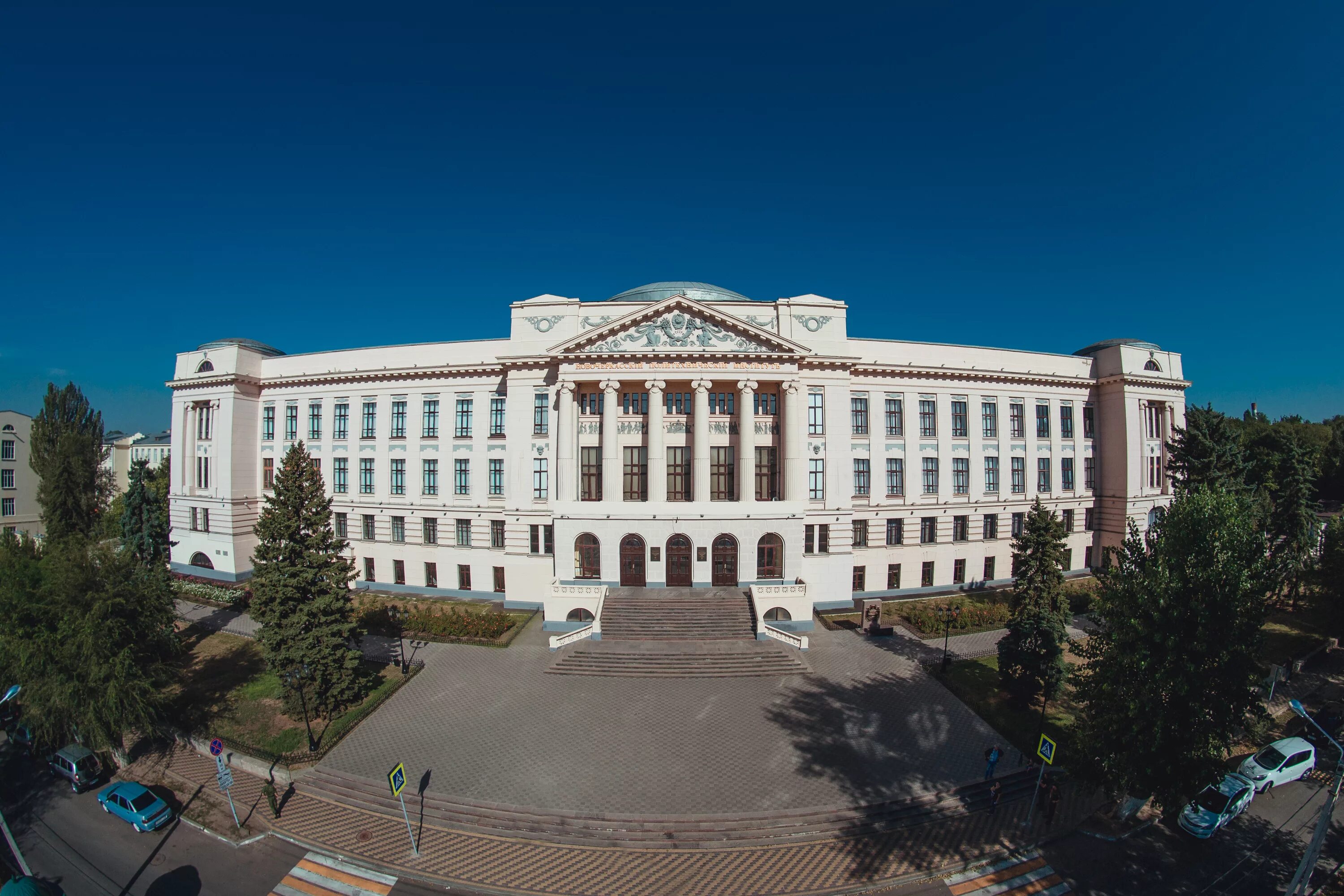 Выше технические вузы. Новочеркасск ЮРГПУ главный корпус. ЮРГТУ НПИ горный корпус. Южно российский политехнический университет Новочеркасск. Главный корпус Донского политехнического института Новочеркасск.